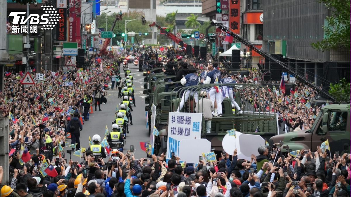 大批球迷都親自到場迎接台灣英雄。(圖／區國強攝)