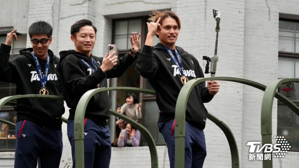 球員們也都開心記錄這珍貴時刻。（圖／區國強攝）