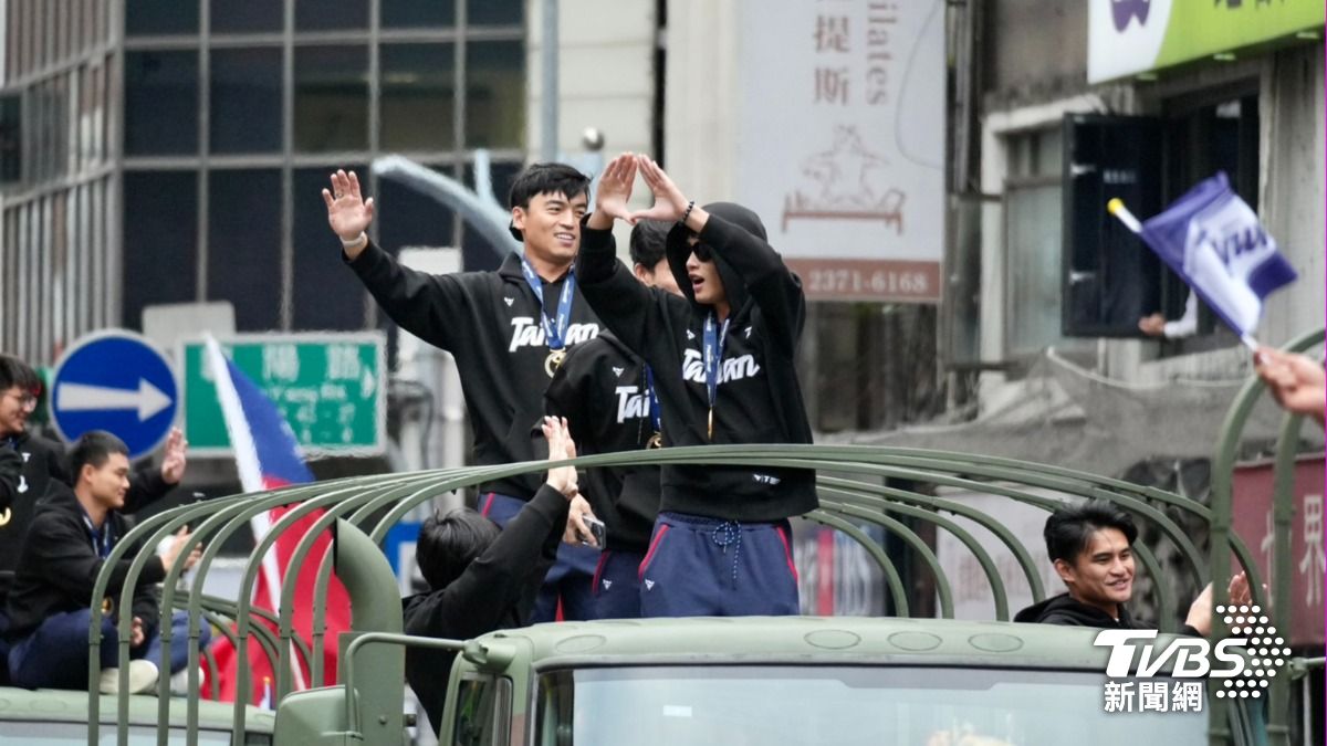 球員在車上開心比出招牌手勢。（圖／區國強攝）