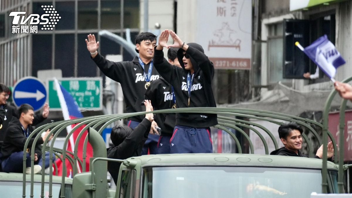 和球迷一起比出三角形手勢「All in」。(圖/區國強攝)