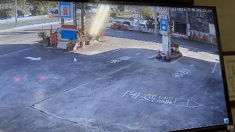 白男一車撞進加油站。(圖/TVBS)
