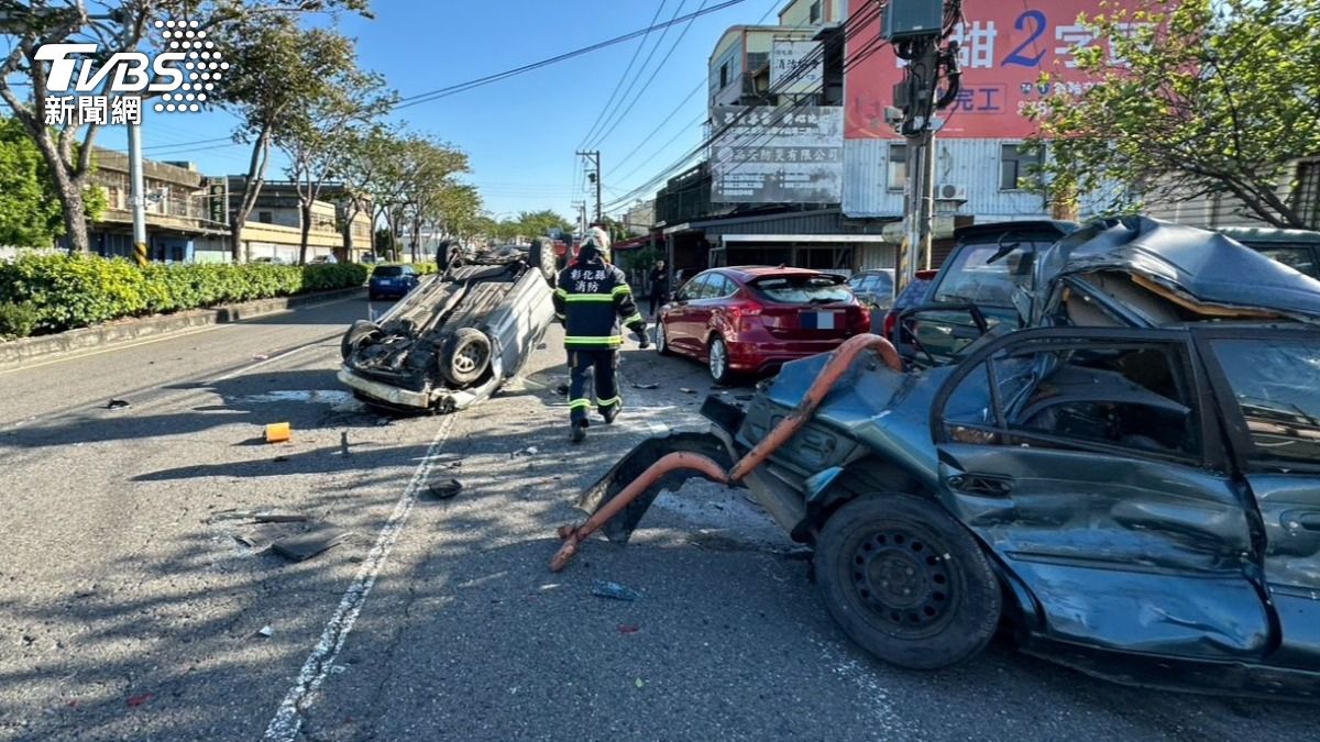 有片／衝撞加油站旁10車！車尾瞬間被消失　65歲阿伯駕駛送醫