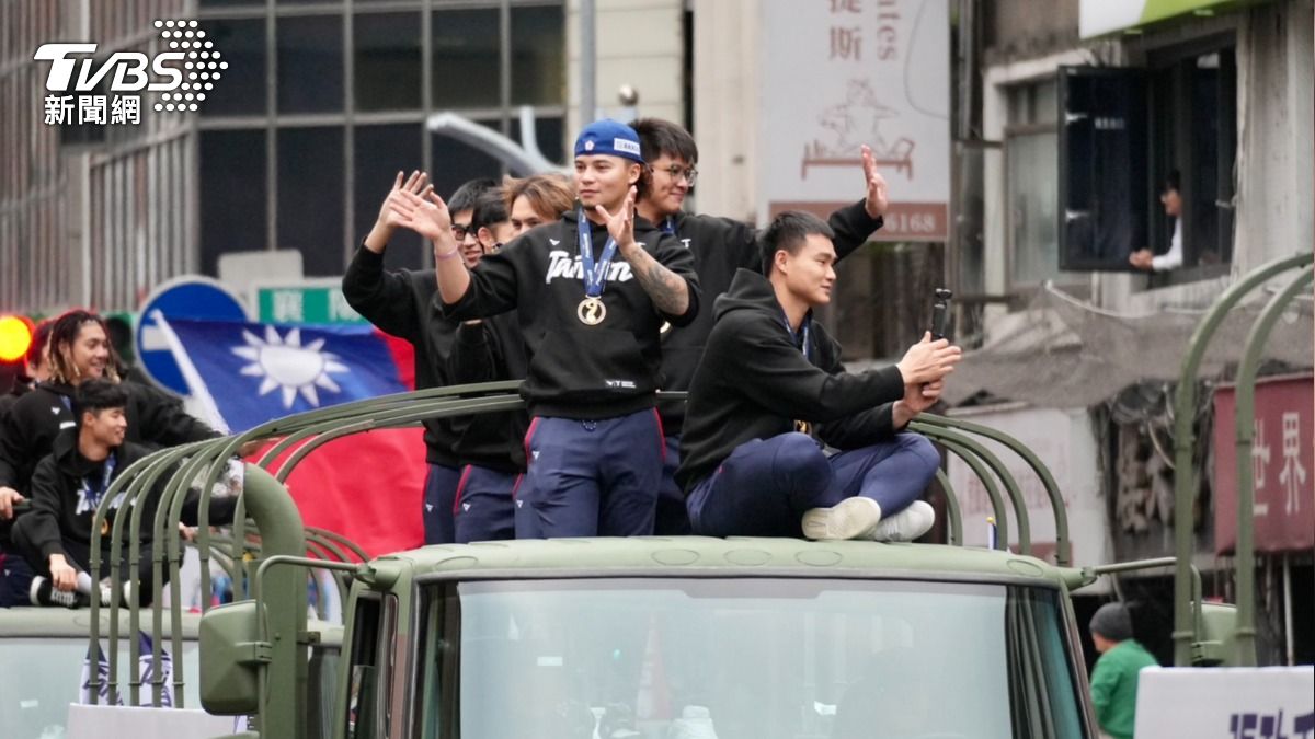 江國豪、林凱威、張奕、陳柏清、莊昕諺、黃恩賜,微笑回應粉絲的支持。(圖/區國強攝)