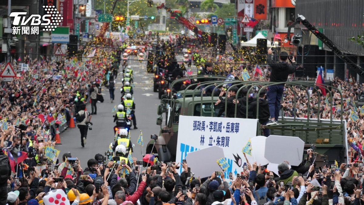 現場聚集上萬球迷歡呼。(圖/區國強攝)