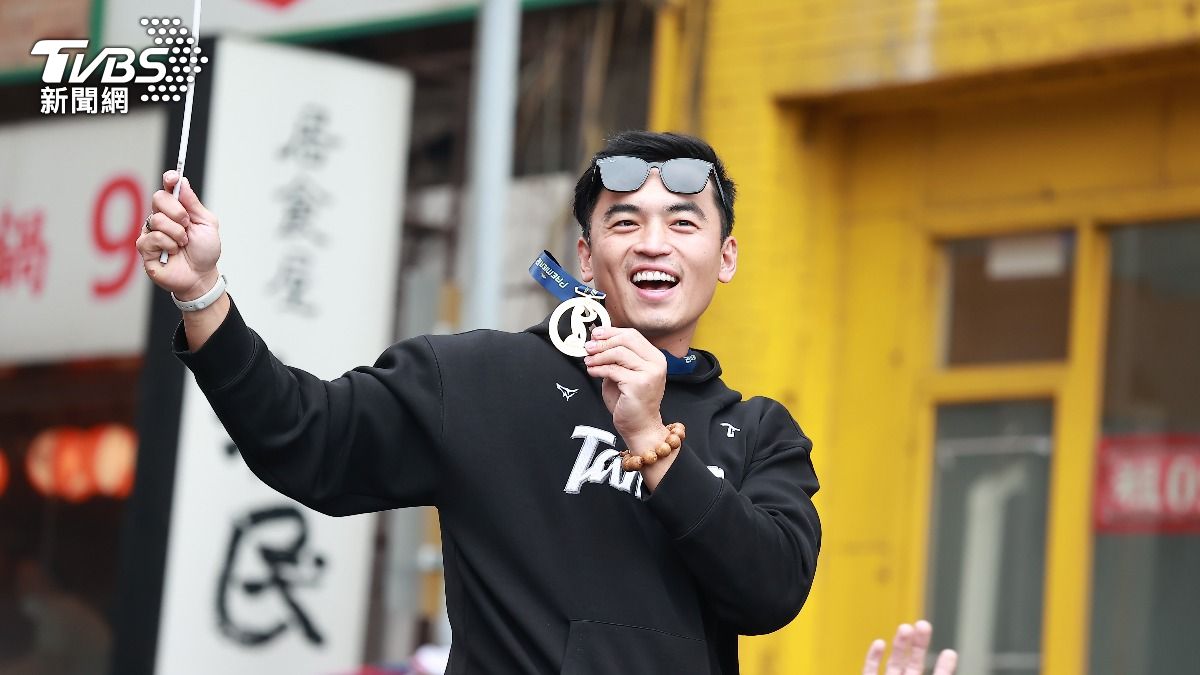 全員大秀金牌。(圖/黃城碩攝)
