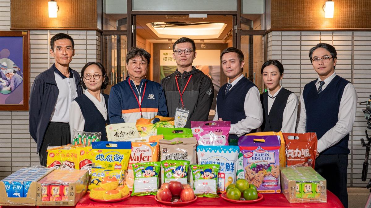 左起:楊一展、廖梨伶、徐輔軍導演、徐國倫製作人、范逸臣、林雨葶、楊銘威。(圖/大愛提供)