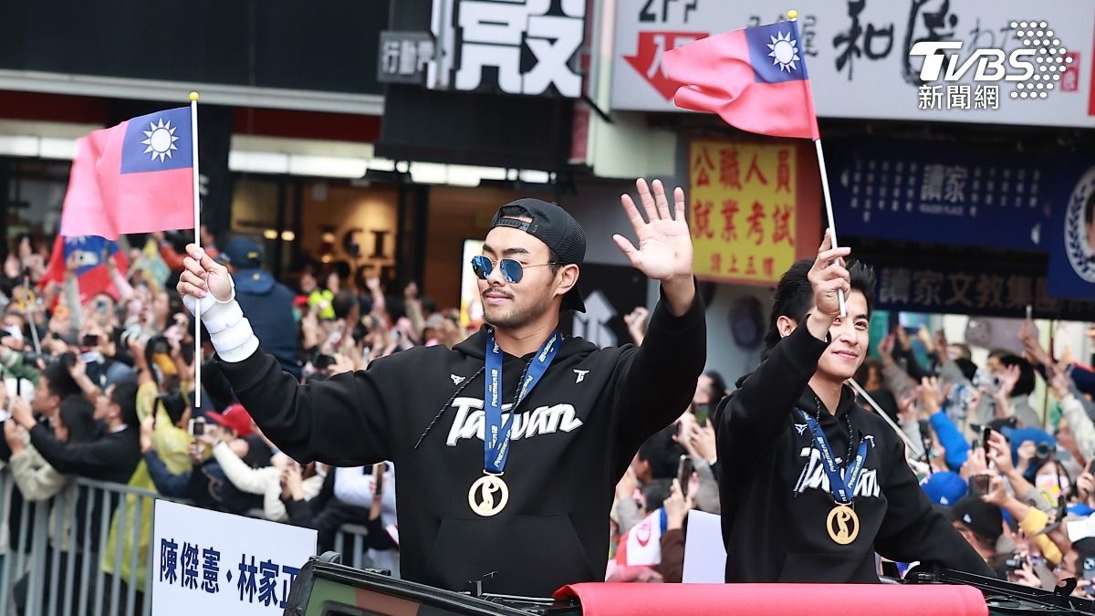 球員陳傑憲、林家正向粉絲揮舞國旗。(圖/區國強攝)