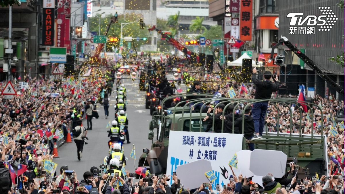 「棒球英雄 台灣尚勇」大遊行今登場,大量民眾夾道歡迎。(圖/區國強攝)