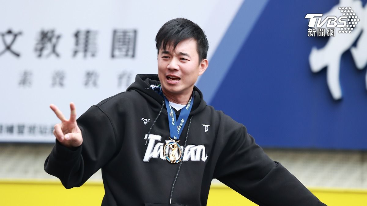 中華隊王牌投手之一「黃子鵬」,開心向民眾比YA。(圖/黃城碩攝)