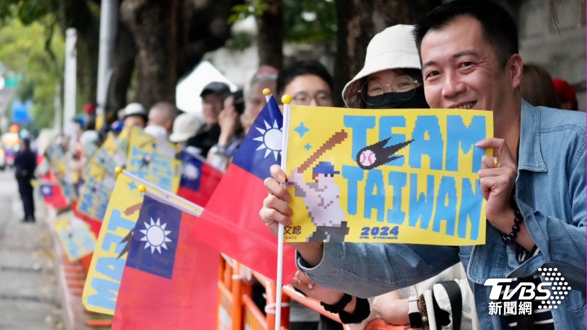 中華隊24日在世界12強棒球賽擊敗日本奪下冠軍,創下台灣棒球史上首度奪得成棒世界級賽事冠軍的輝煌紀錄,舉國狂歡。(圖/區國強攝)