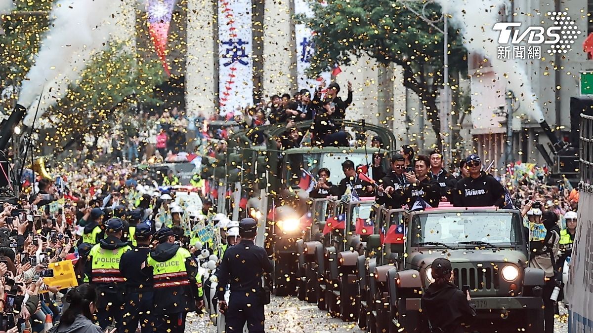 萬人夾道歡迎凱旋歸國的台灣英雄,搭配滿天紛飛的勝利金色紙花,場面動人。(圖/黃城碩攝)