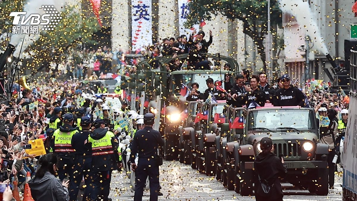 漫天彩帶飛舞,畫面十分震撼。(圖/黃城碩攝)