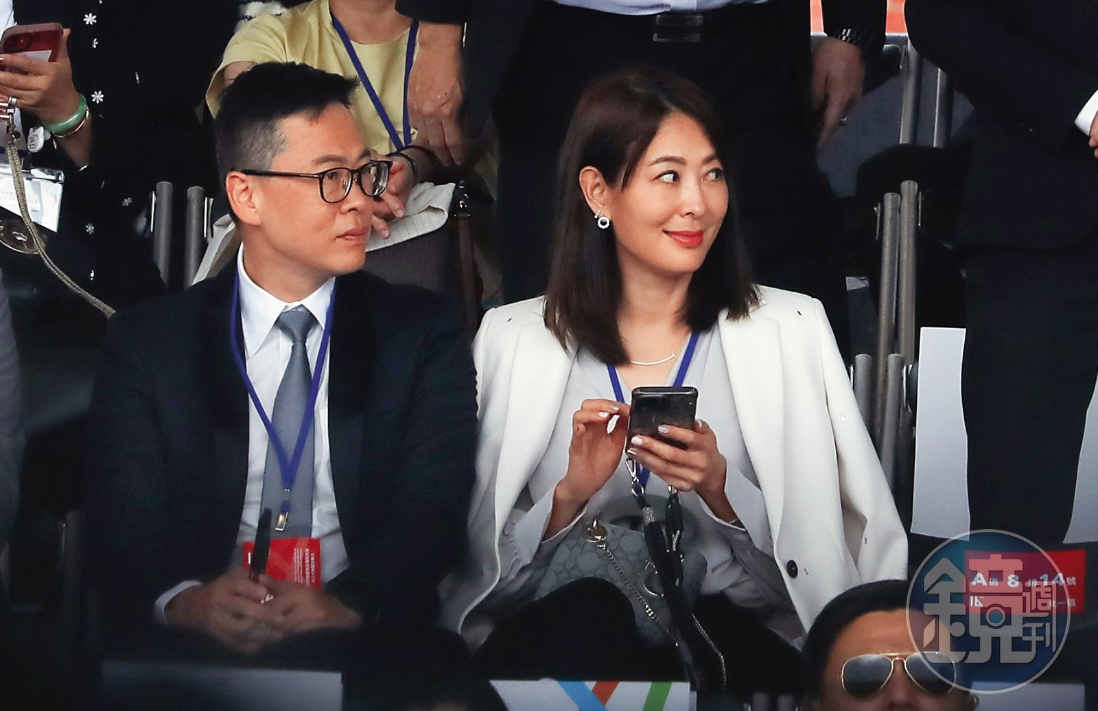 賴清德總統就職演說,賈永婕(右)也在現場;當初兩人一度被拱搭配參選正副總統,讓賈永婕有「由藍轉綠」的印象變化。左為賈永婕丈夫王兆杰。(圖/鏡週刊)