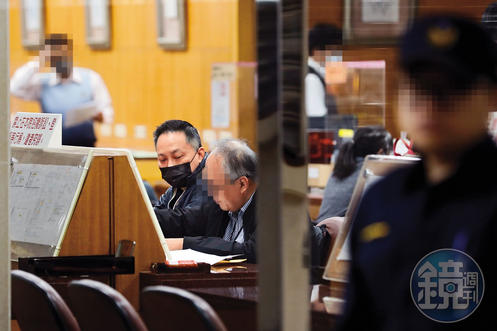 錢人豪(左)今年3月聲請假扣押《周處除三害》製片方3,000萬元財產獲裁定,他與律師(右)赴台北地院處理執行事宜。(圖/鏡週刊)