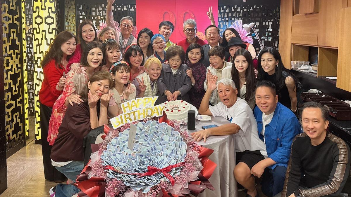 張清芳慶90歲母生日「送超狂千鈔花束」 胡瓜、曾馨瑩都來了