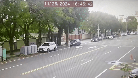 貨車暴衝瞬間。(圖/TVBS)