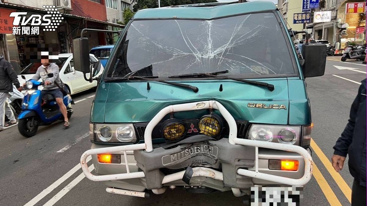 有片/阿公開貨車接愛孫突暴衝!猛撞斷電桿 保時捷嚇到急開走