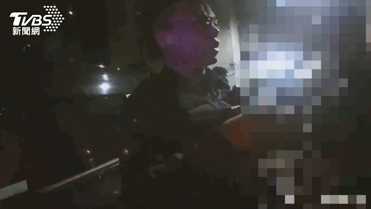 女友深夜找前任聊天!新北男吃醋持電擊棒理論…反遭情敵狠K