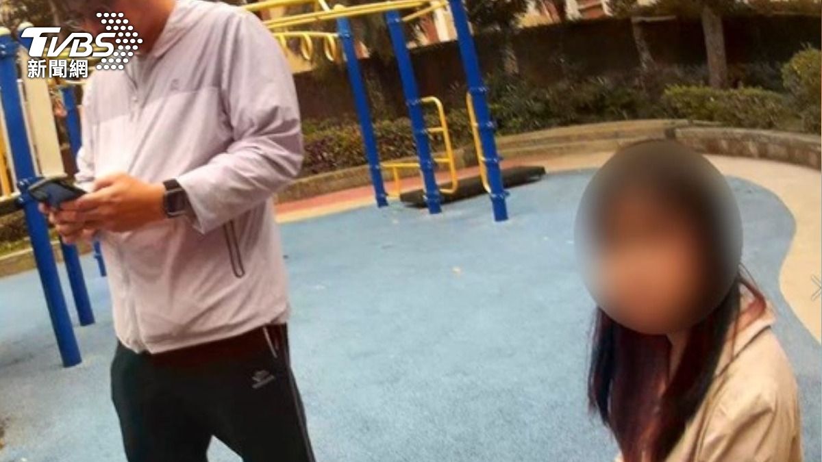 警方現場逮捕取款女車手。(圖/TVBS)