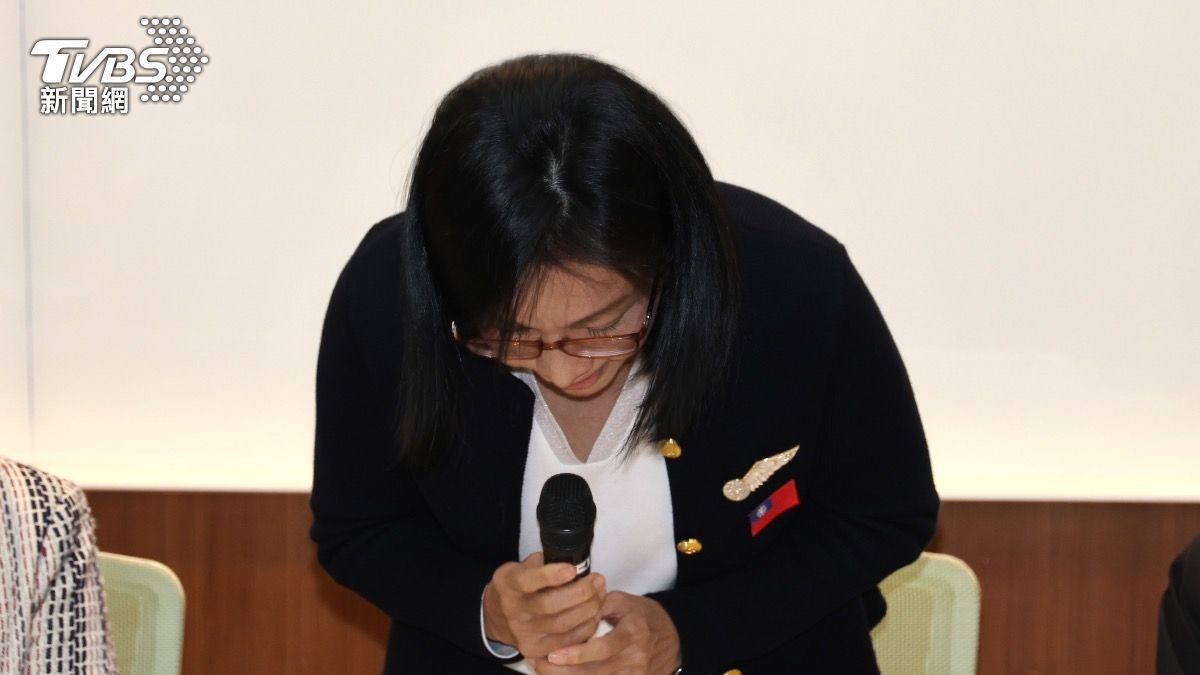 張淑娟舉行記者會,鞠躬向所有協助者道謝。(圖/潘建樺攝)