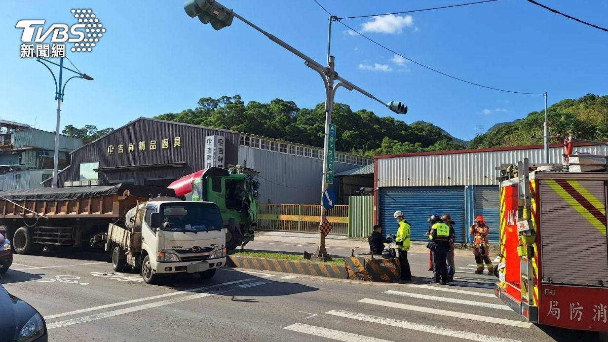 快訊/八里連環事故!聯結車頭衝對向撞水泥車 駕駛一度受困