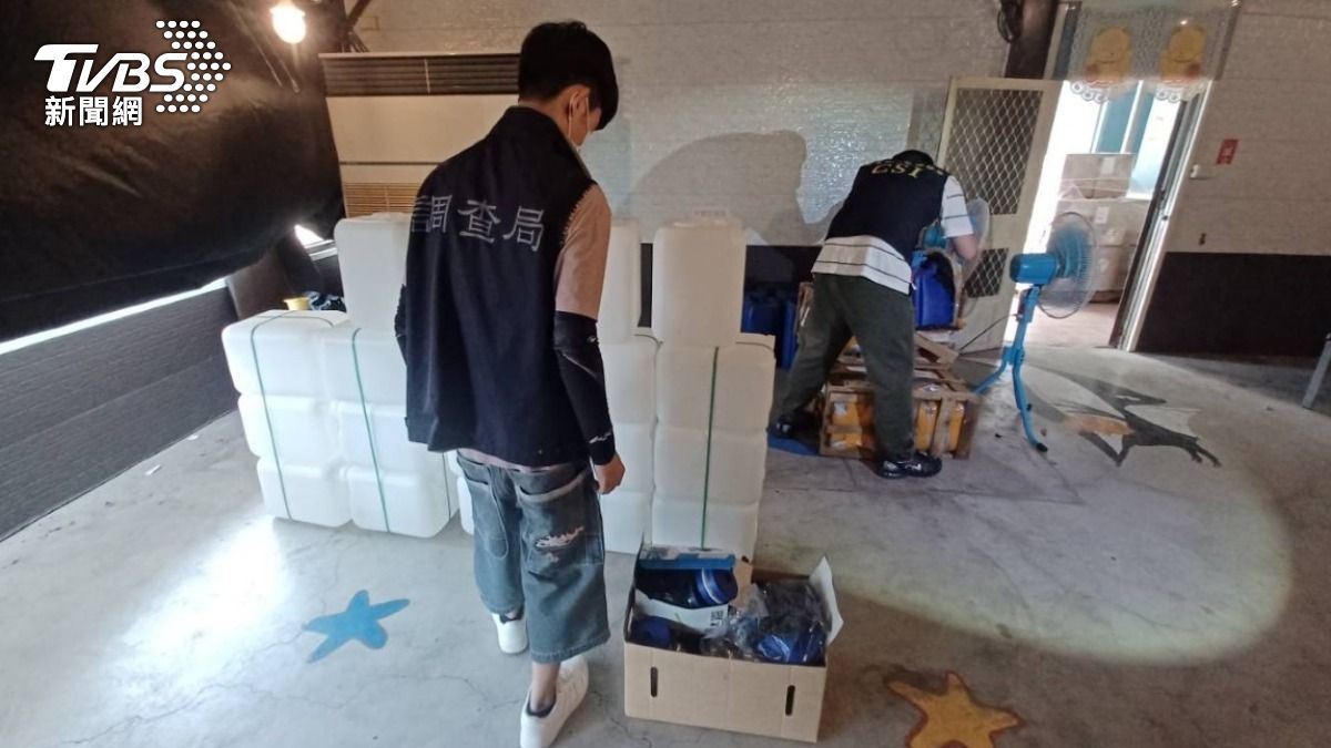 調查局查驗走私貨物。（圖／TVBS）