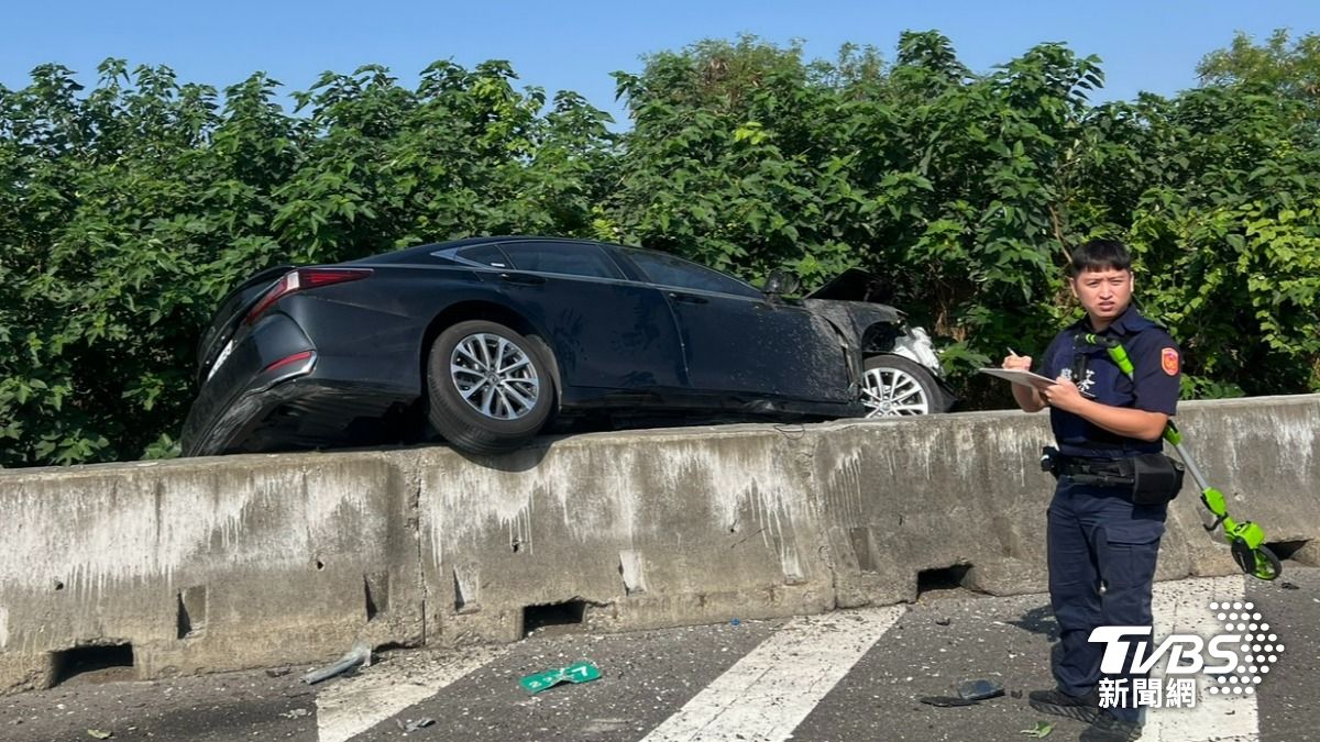 一車失控撞上護欄。(圖/TVBS)