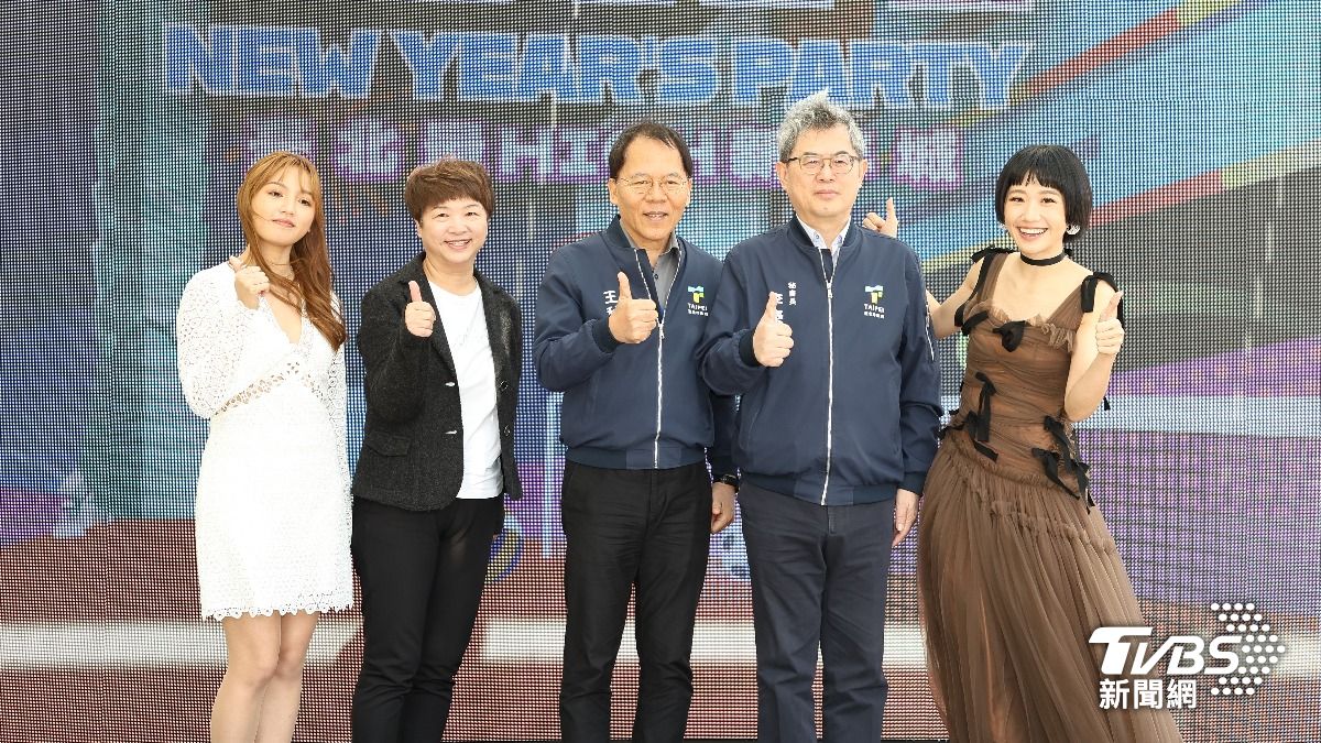 Lulu（右起）和臺北市政府秘書長李泰興、觀光傳播局局長王秋冬、TVBS業務部協理蔡琇瓊、朵拉。（圖／張哲鳴攝）