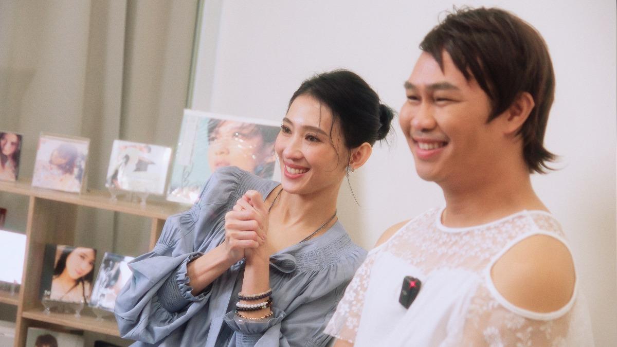 戴佩妮(左)感謝那那大師用心。(圖/小鋼砲娛樂提供)