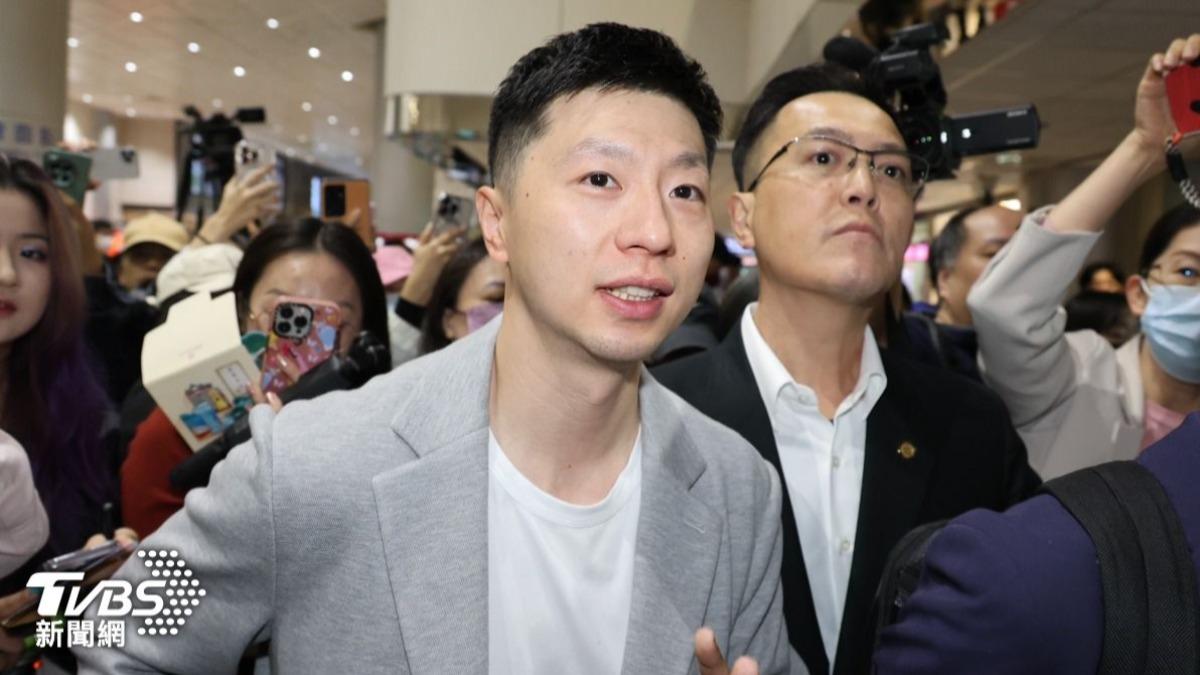 奧運金牌選手馬龍與中國訪問團抵達桃園機場。(圖/潘建樺攝)