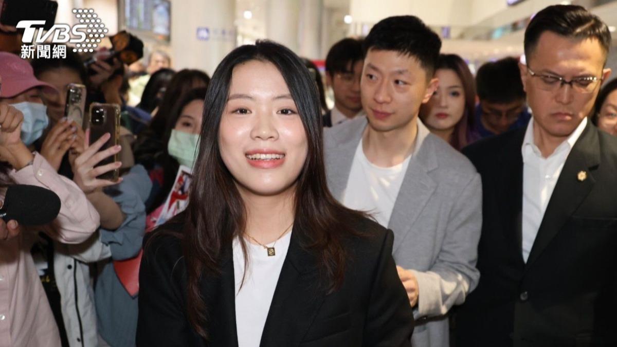 中國奧運金牌選手楊倩、馬龍今天抵台。(圖/潘建樺攝)