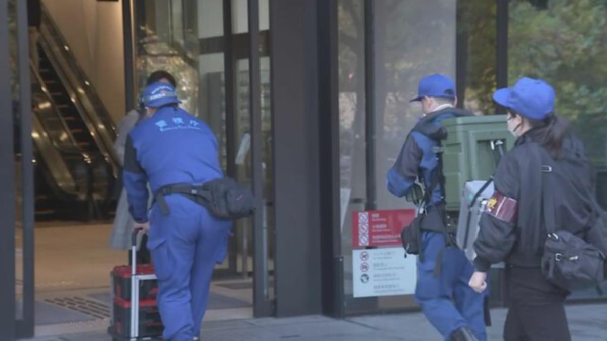 東京新宿區大樓遭灑催淚瓦斯。（圖／翻攝自TBS）