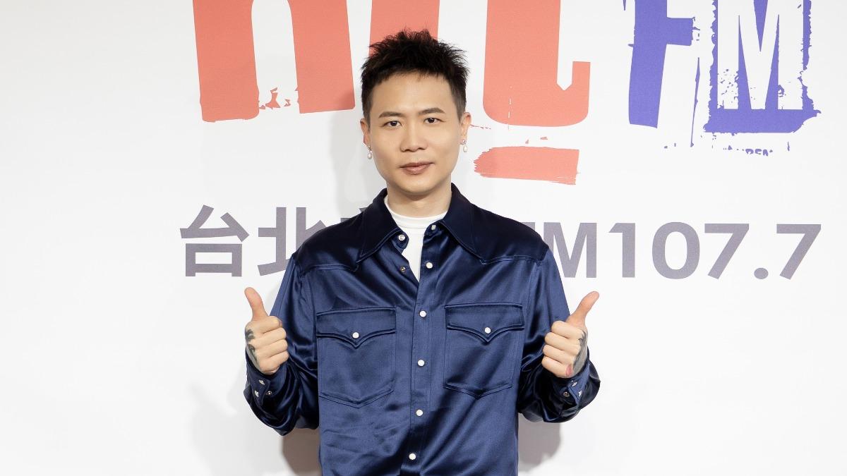蕭秉治透露演唱會會穿全白西裝,還為此特別準備白色內褲。(圖/Hit Fm聯播網提供)