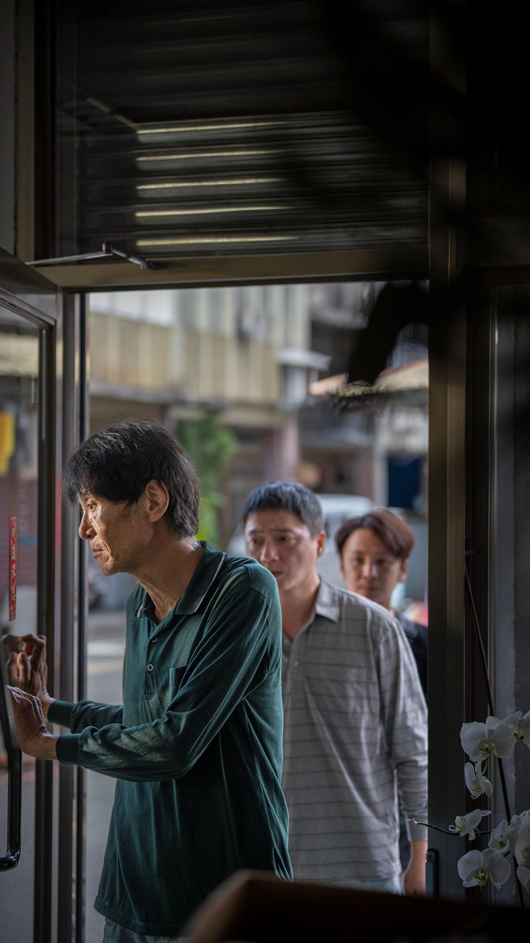 藍葦華、喜翔在片中父子關係疏離。(圖/今日影像藝術有限公司提供)