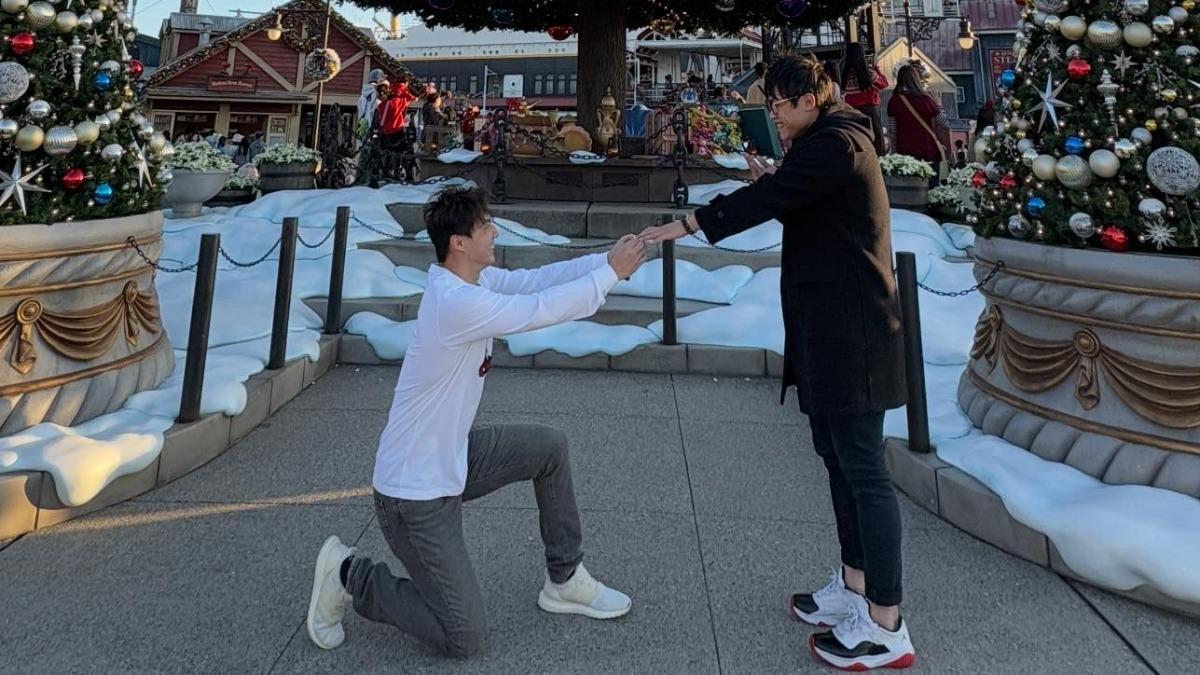 郭俊麟開玩笑PO出向隊友陳冠宇單膝下跪求婚的照片。(圖/翻攝自郭俊麟 Threads)
