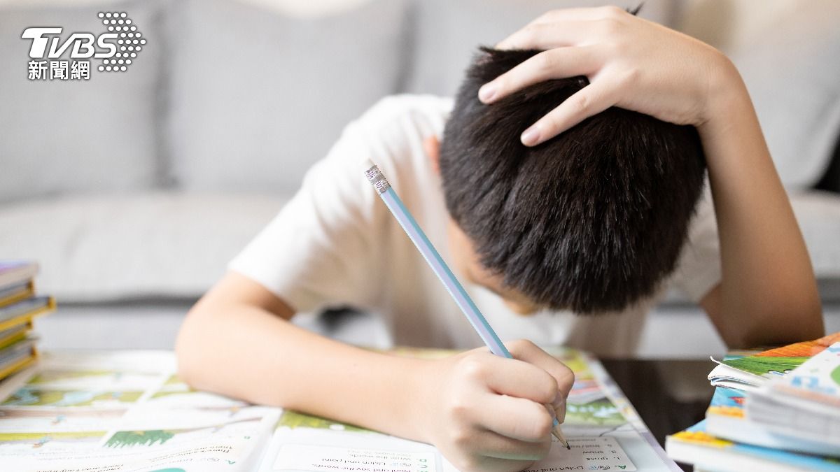 美10歲童「數學作業太難」竟報警! 副警長親自登門幫解題