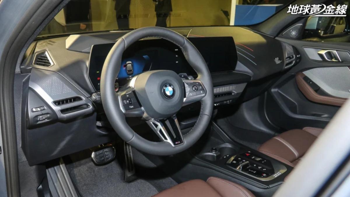 120 M Sport車內植入M款內裝運動化風格套件。(圖/地球黃金線提供)