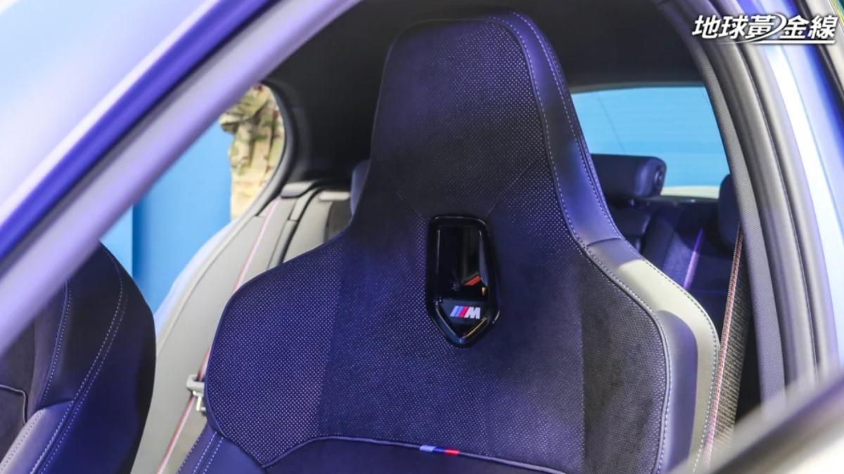 M135 xDrive標配具發光M款徽飾的跑車化桶形座椅。(圖/地球黃金線提供)