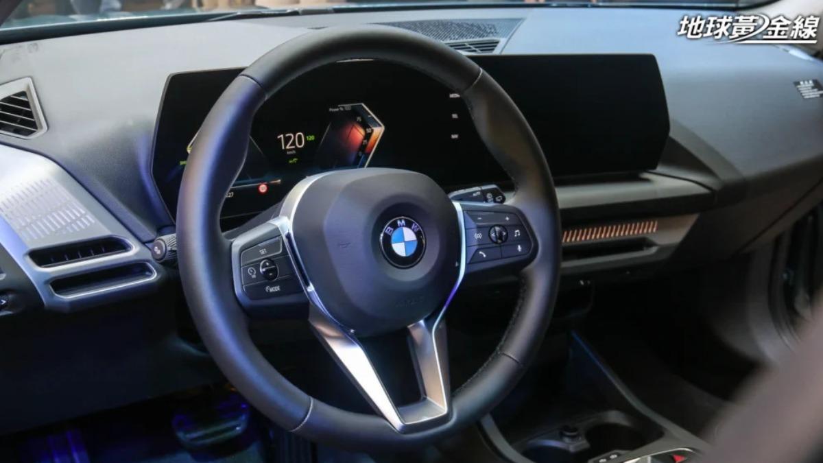 F70世代1 Series全面配備BMW OS 9車載系統與懸浮是曲面螢幕面板。(圖/地球黃金線提供)