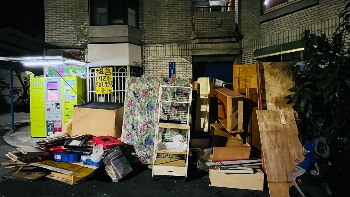 張姓里長失蹤至今超過1個月,住家外堆滿清出的雜物。(圖/民眾提供)