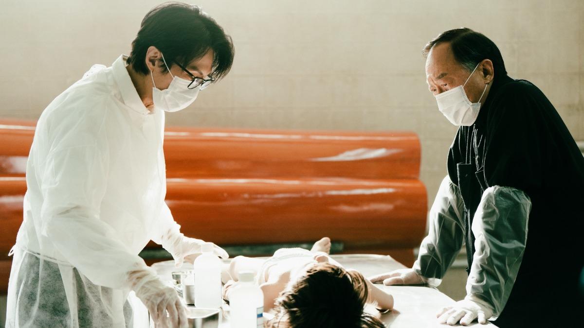黃子華在片中要為大體化妝、更衣,開拍前也親自到殯儀館學習。(圖/華映提供)