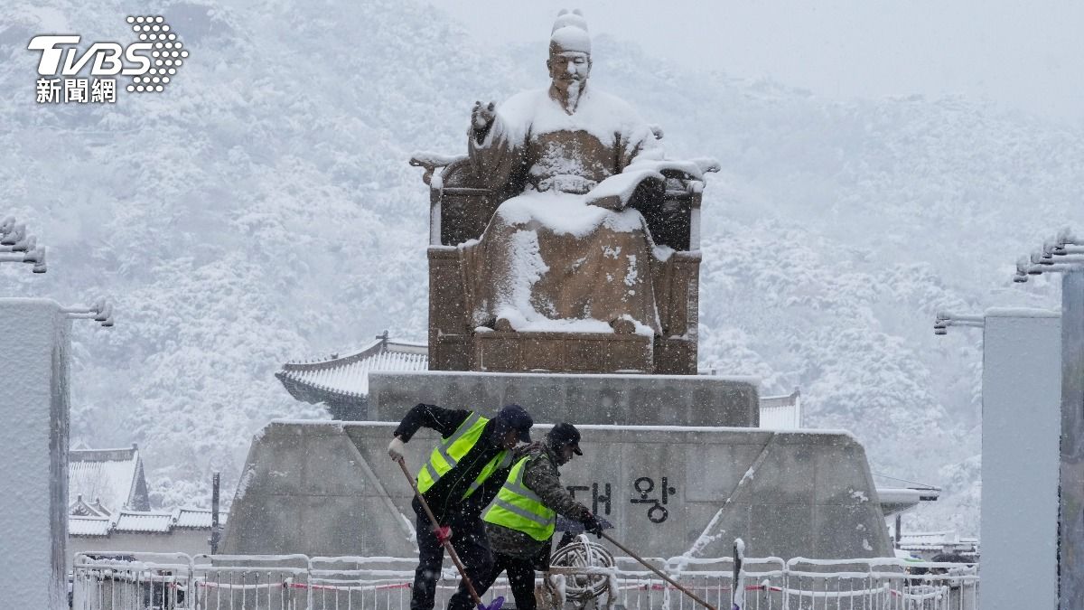 韓國大雪嚴重影響交通,造成多起事故發生。(圖/達志影像美聯社)