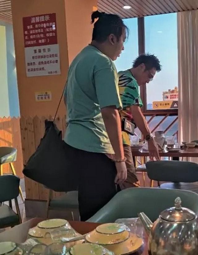 吳鎮宇身材與兒子對比強大。（圖／翻攝自微博）