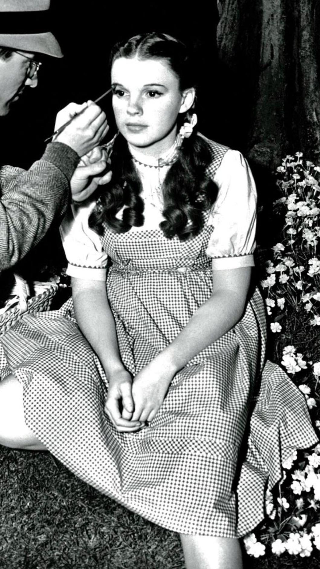1939年綠野仙蹤茱蒂嘉蘭側拍照。（圖／翻攝自X@beautfilm）