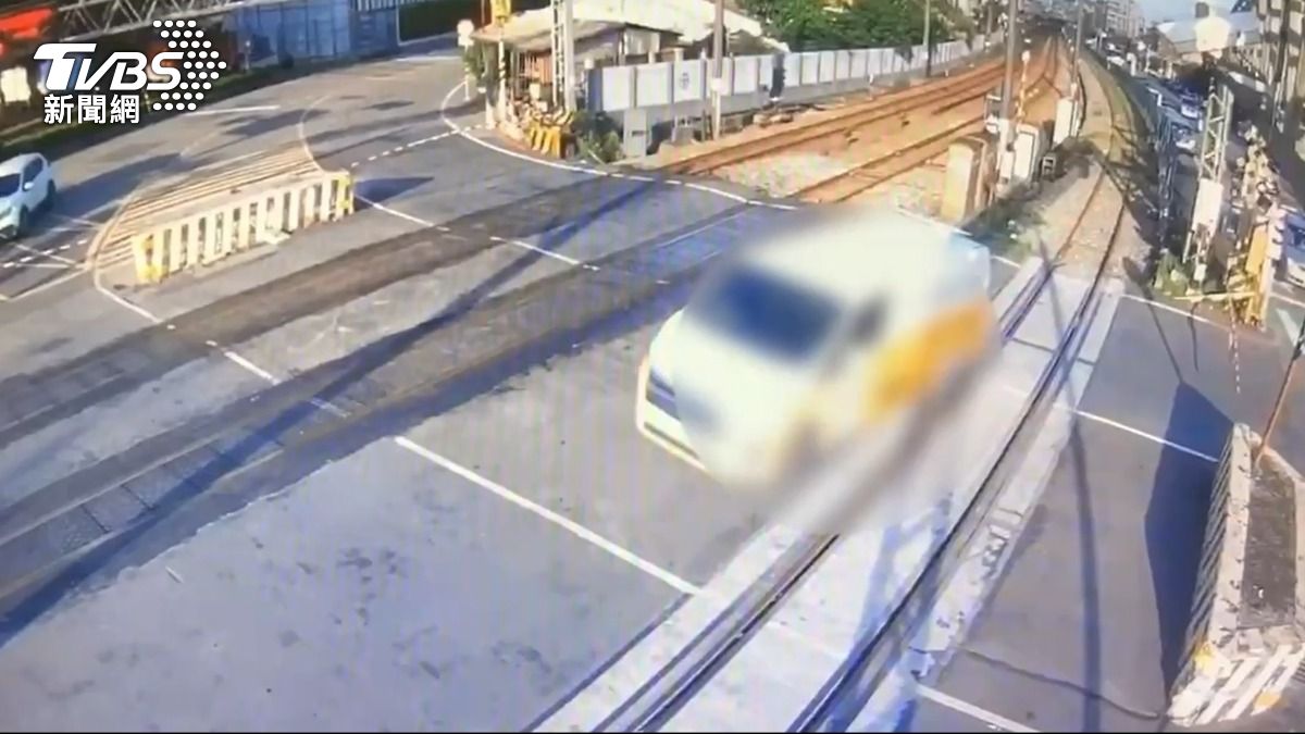 驚險!鶯歌廂型車卡平交道「進退兩難」 駕駛按緊急鈕阻追撞