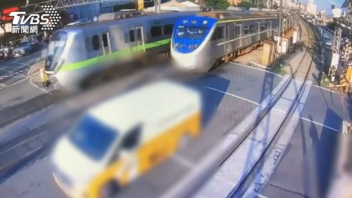 廂型車卡在平交道上進退兩難，列車緩緩通過。（圖／TVBS）