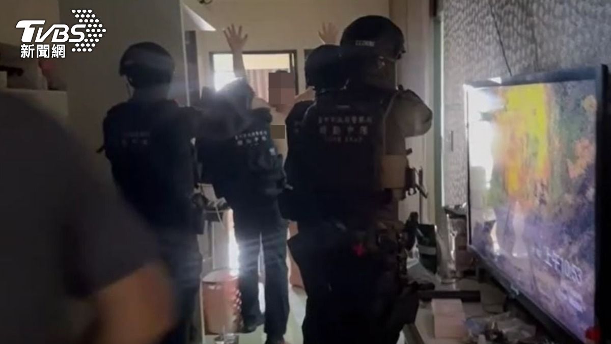 警方攻堅詐團據點。（圖／TVBS）