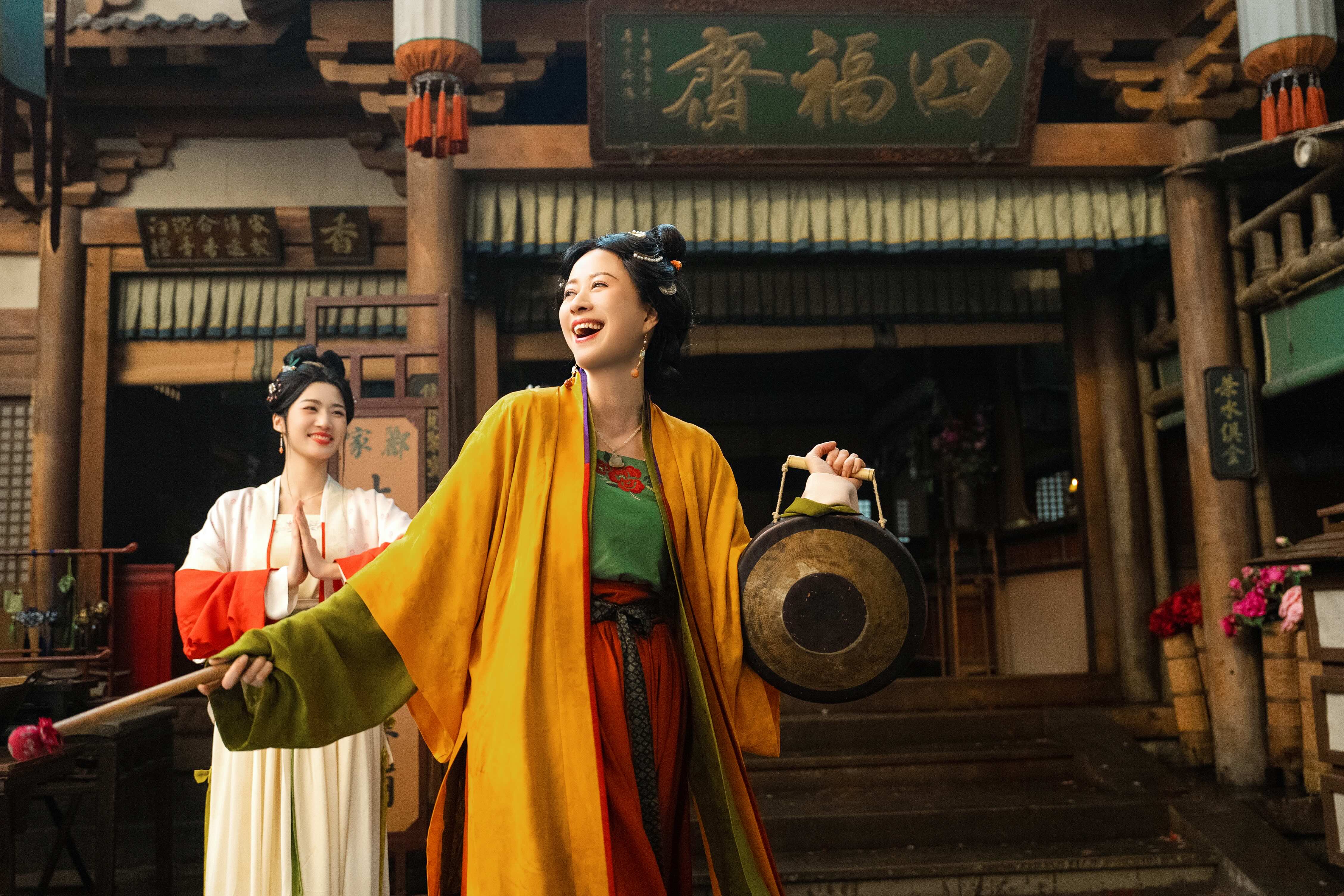 劇中盧昱曉、劉些寧、吳宣儀5姐妹搬家找女婿只因嫁不掉。(圖/Netflix提供)