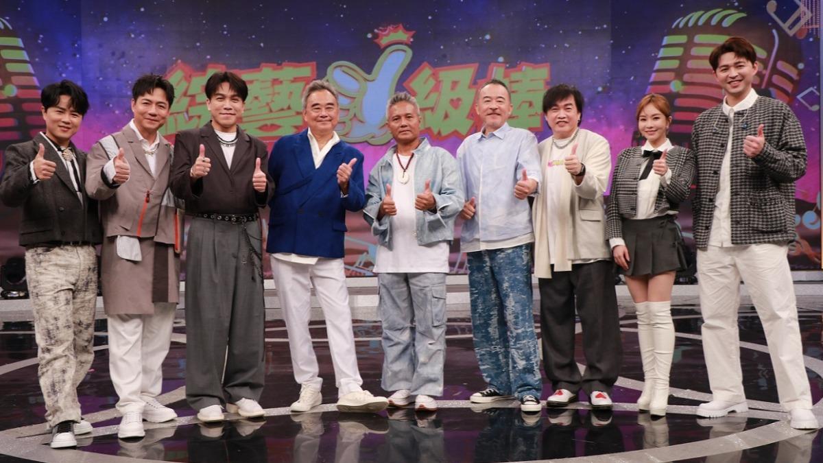 新寶島康樂隊與康康等主持人合照。(圖/中視提供)
