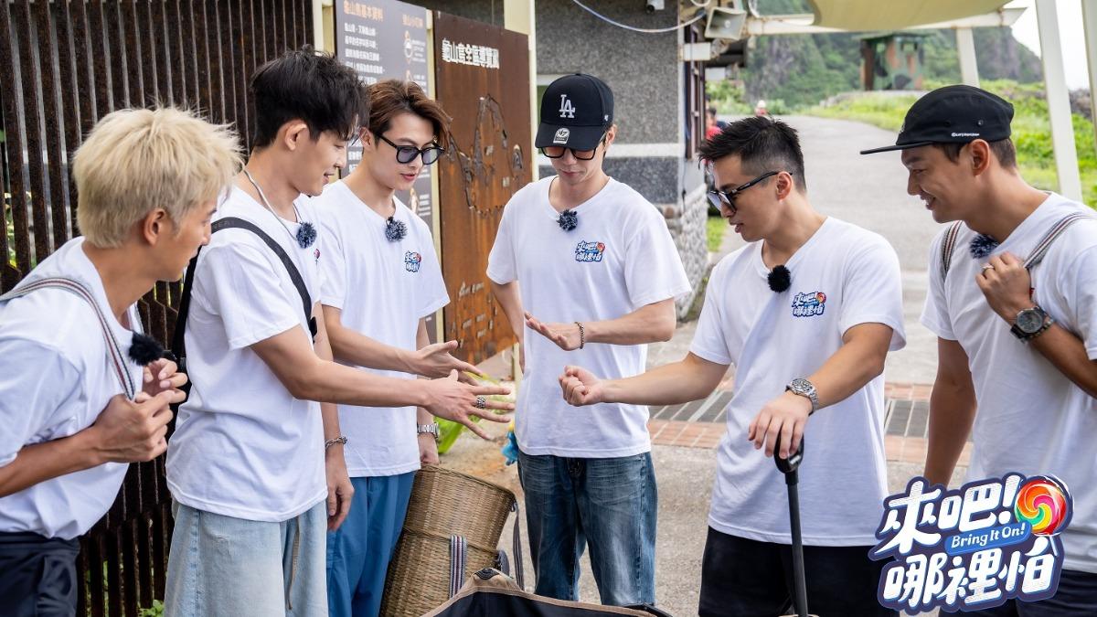 小煜（左起）、敖犬、王子、小杰、阿緯、威廉靠猜拳一決勝負。（圖／TVBS）
